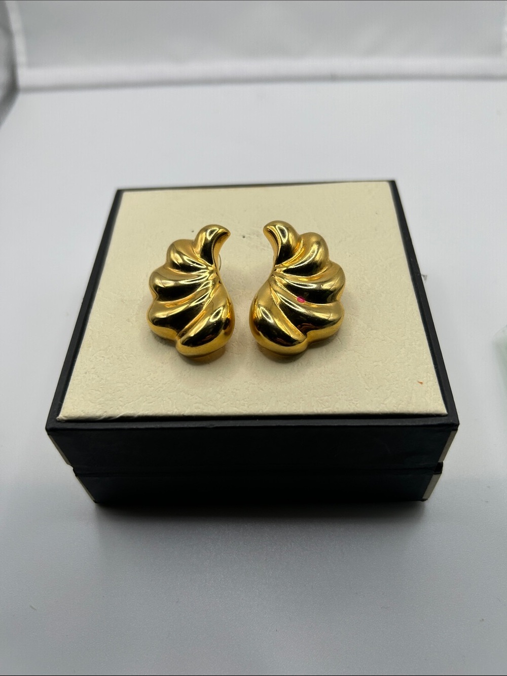 Vintage gold tone scalloped shell earrings shiny finish glamour classic elegant